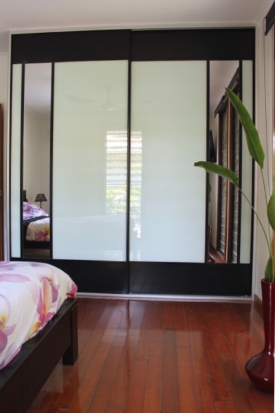 Sliding Doors black mesh white glass and two mirror inserts